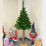 Brad artificial Christmas Deluxe by Sersimo, cu suport pe trunchi de lemn, Himalaya, 220cm
