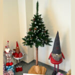Brad artificial Christmas Deluxe by Sersimo, cu suport pe trunchi de lemn, nins cu conuri, 190cm