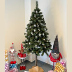 Brad artificial Christmas Deluxe by Sersimo, cu suport pe trunchi de lemn, Snow, 220cm