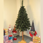 Brad artificial Christmas Deluxe by Sersimo, cu suport pe trunchi de lemn, Nature, 220cm