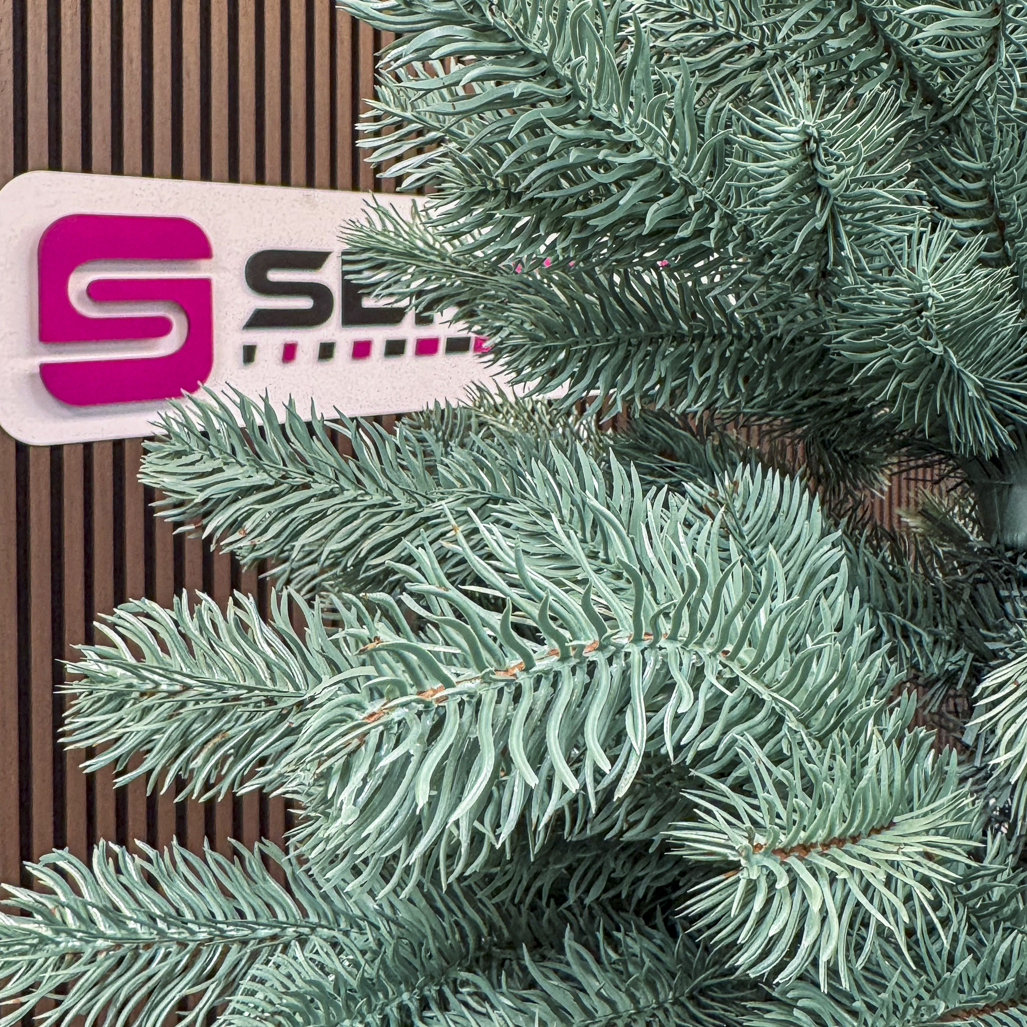 Brad artificial Christmas Deluxe by Sersimo, Kovalivka Select argintiu, integral 3D, 210 cm - imagine 6