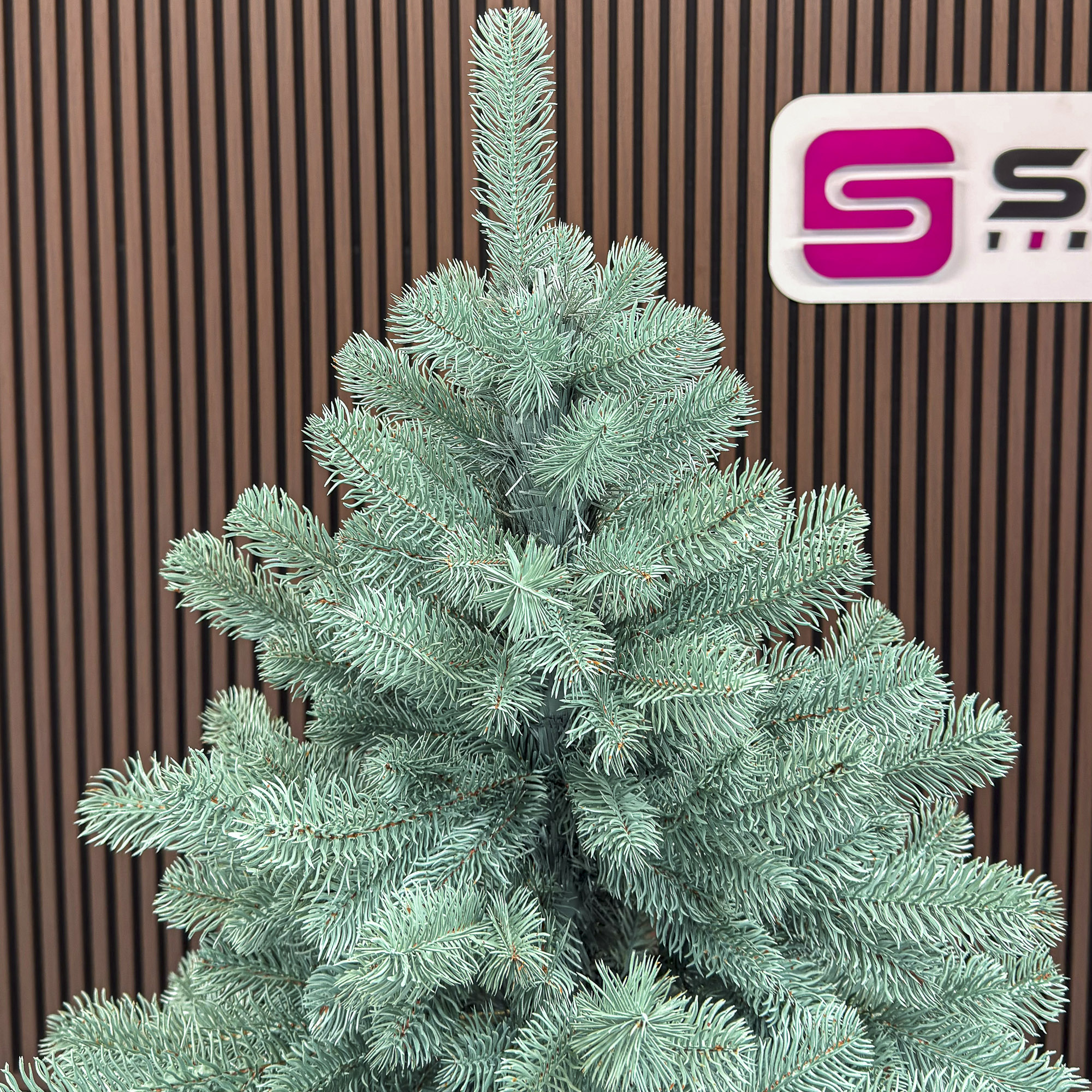 Brad artificial Christmas Deluxe by Sersimo, Kovalivka Select argintiu, integral 3D, 210 cm - imagine 12