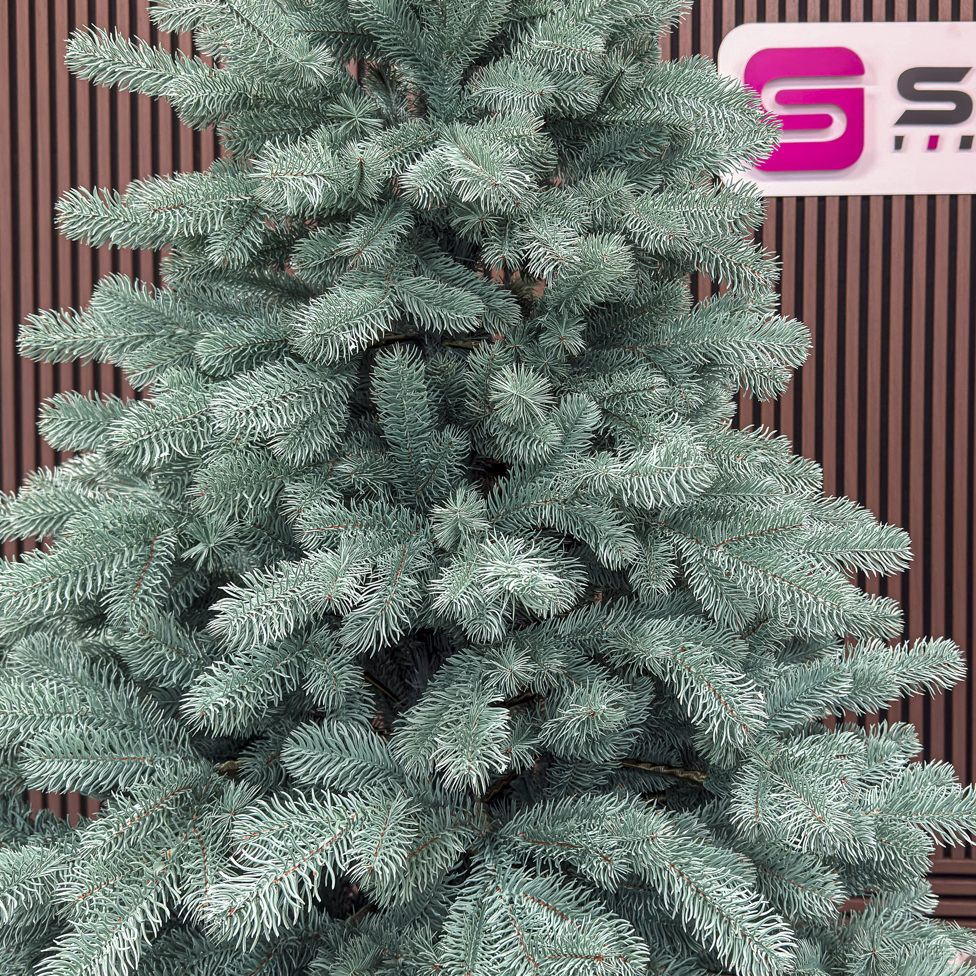 Brad artificial Christmas Deluxe by Sersimo, Kovalivka Select argintiu, integral 3D, 210 cm - imagine 2