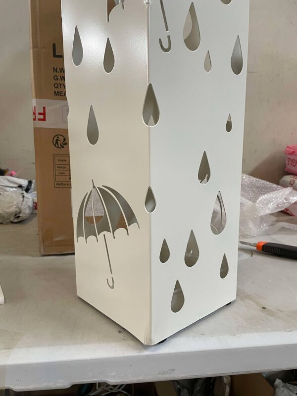 RESIGILAT: SONGMICS Suport metalic pentru umbrele, cu carlige si tava de picurare, 16x16x49cm, alb - imagine 3