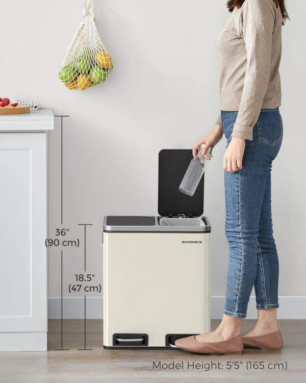 SONGMICS Cos de gunoi dublu 41x32x47 cm, 2x15L, pedale separate, capac soft-close si galeata detasabila, bej si negru - imagine 2