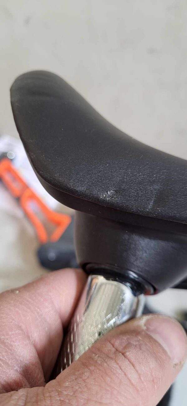 RESIGILAT: Bicicleta fara pedale LEO pentru copii 12", cadru otel, roti gonflabile cu camera, reglabila 52–60 cm, gri - imagine 5