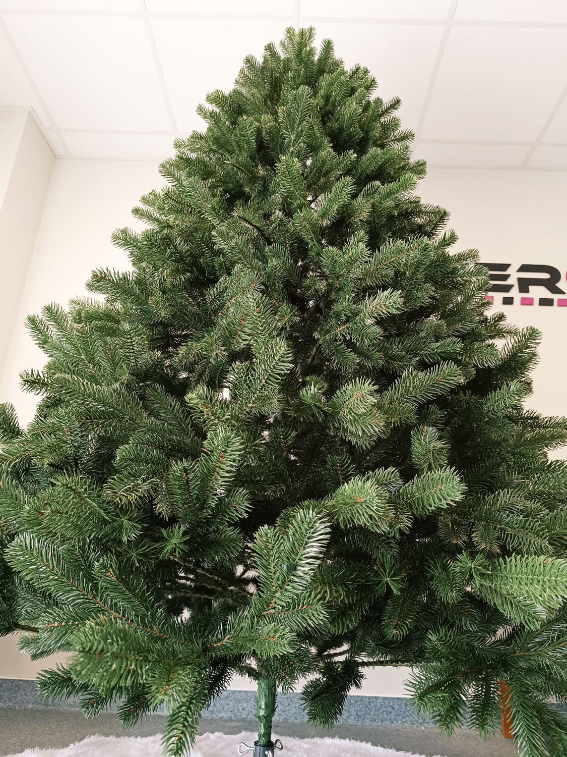 Brad artificial Christmas Deluxe by Sersimo, Kovalivska verde, 3D, 250cm - imagine 5