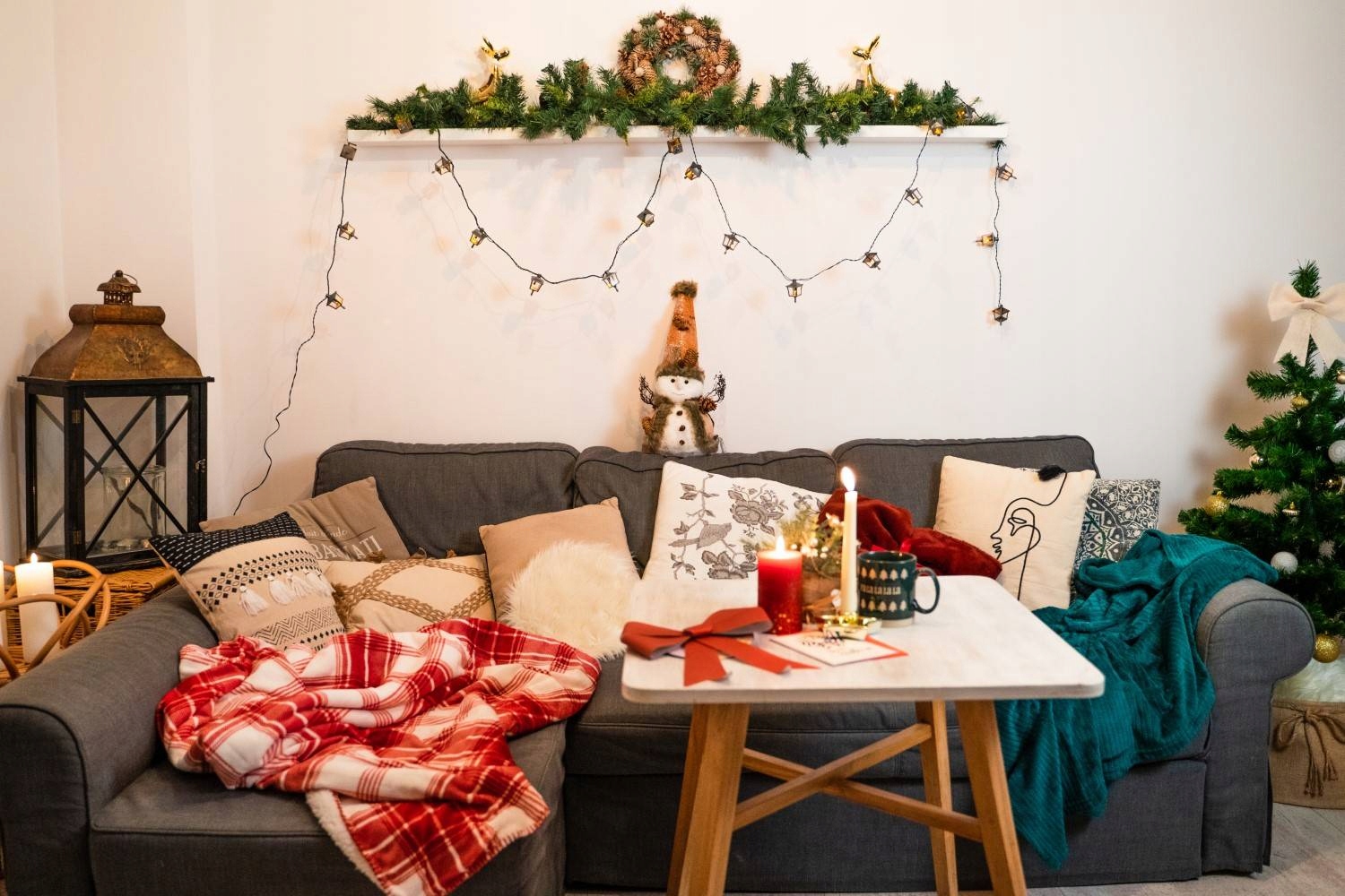 Coronita decorativa cu conuri si ramuri cu sclipici, diametru 34 cm, bej - imagine 3