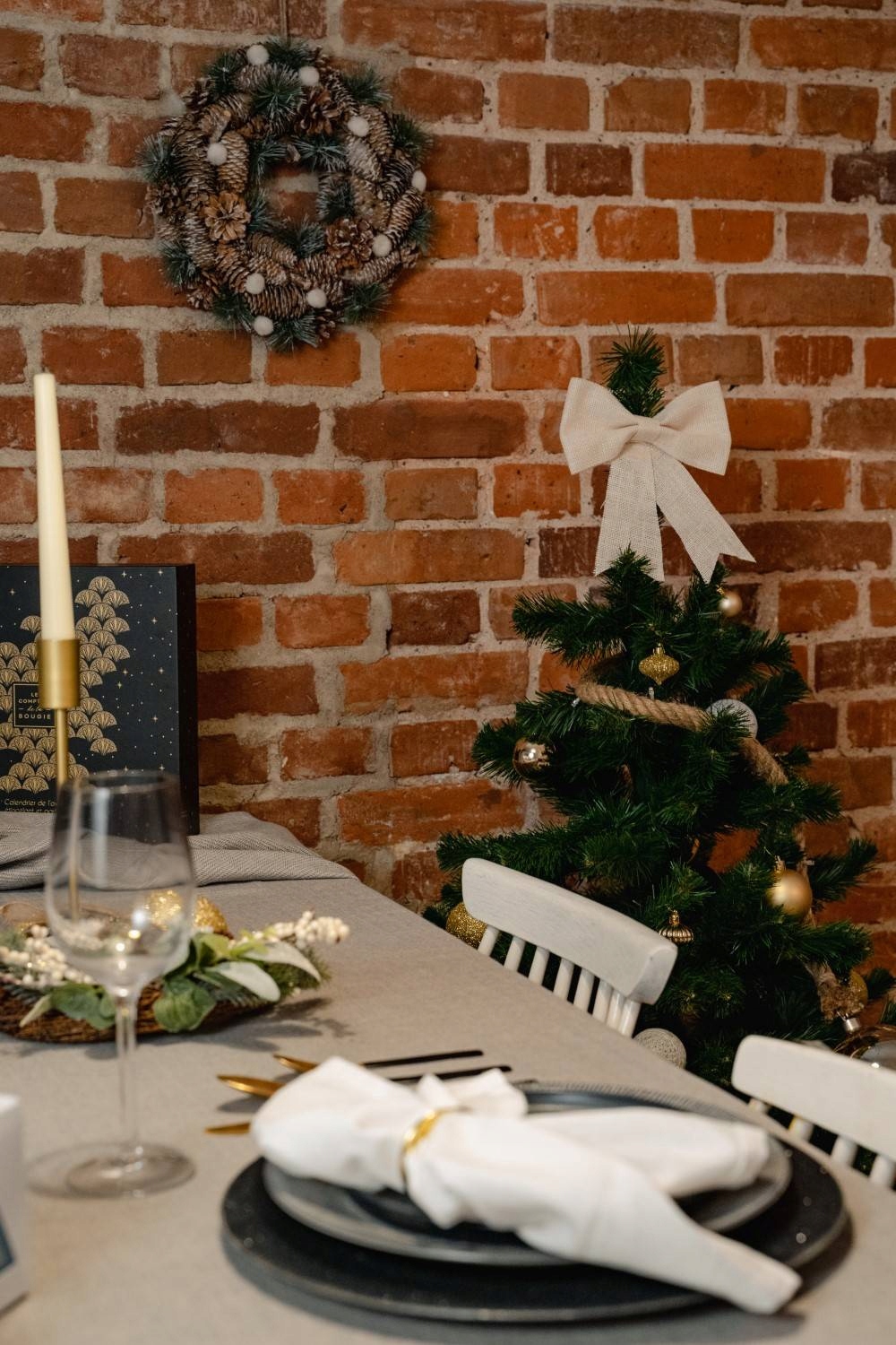 Coronita decorativa cu conuri si ramuri cu sclipici, diametru 34 cm, bej - imagine 4