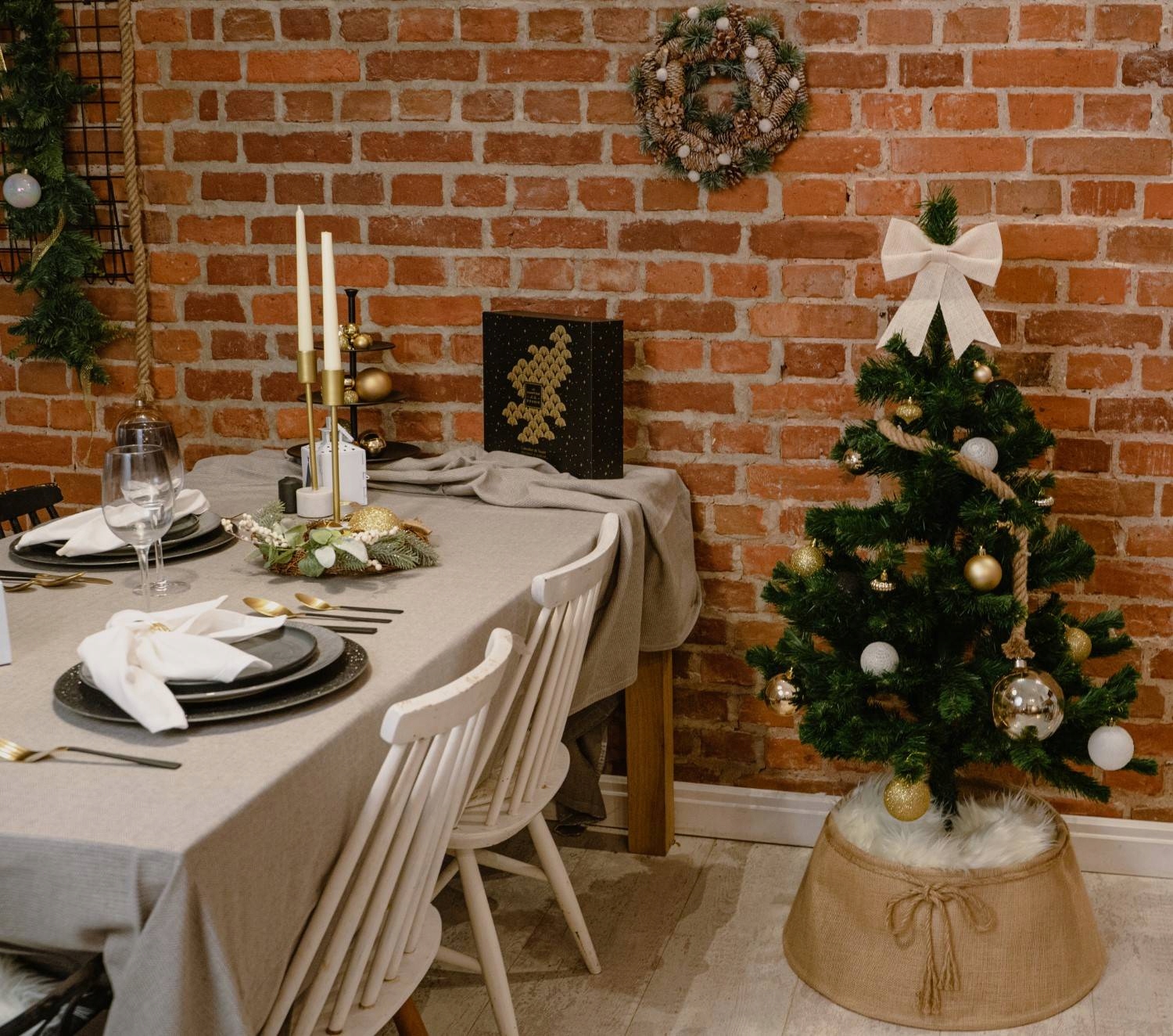 Coronita decorativa cu conuri si ramuri cu sclipici, diametru 34 cm, bej - imagine 5