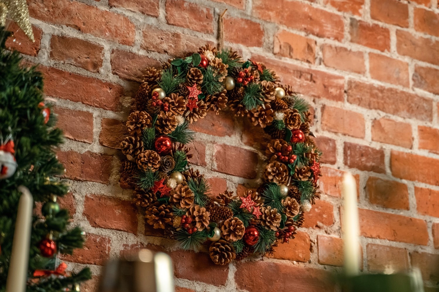 Coronita decorativa cu frunze si conuri, diametru 50 cm, multicolora - imagine 3