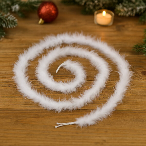 Ghirlanda pentru decor sau bradul de Craciun, model pene si bumbac, 200cm, alb