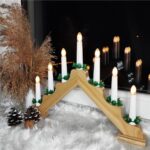 Sfesnic decorativ LED cu 7 lumanari si coronite verzi, alimentare baterii, 40x31 cm, maro si alb