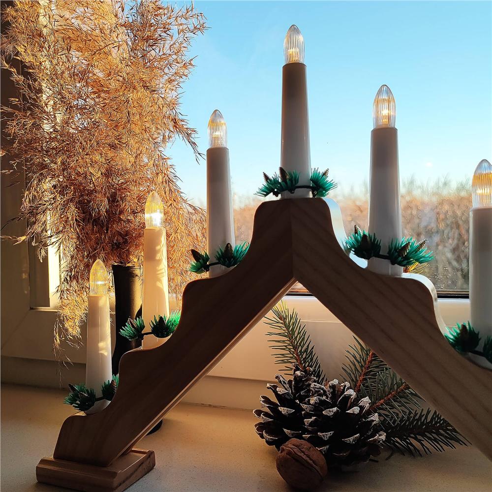 Sfesnic decorativ LED cu 7 lumanari si coronite verzi, alimentare baterii, 40x31 cm, maro si alb - imagine 15