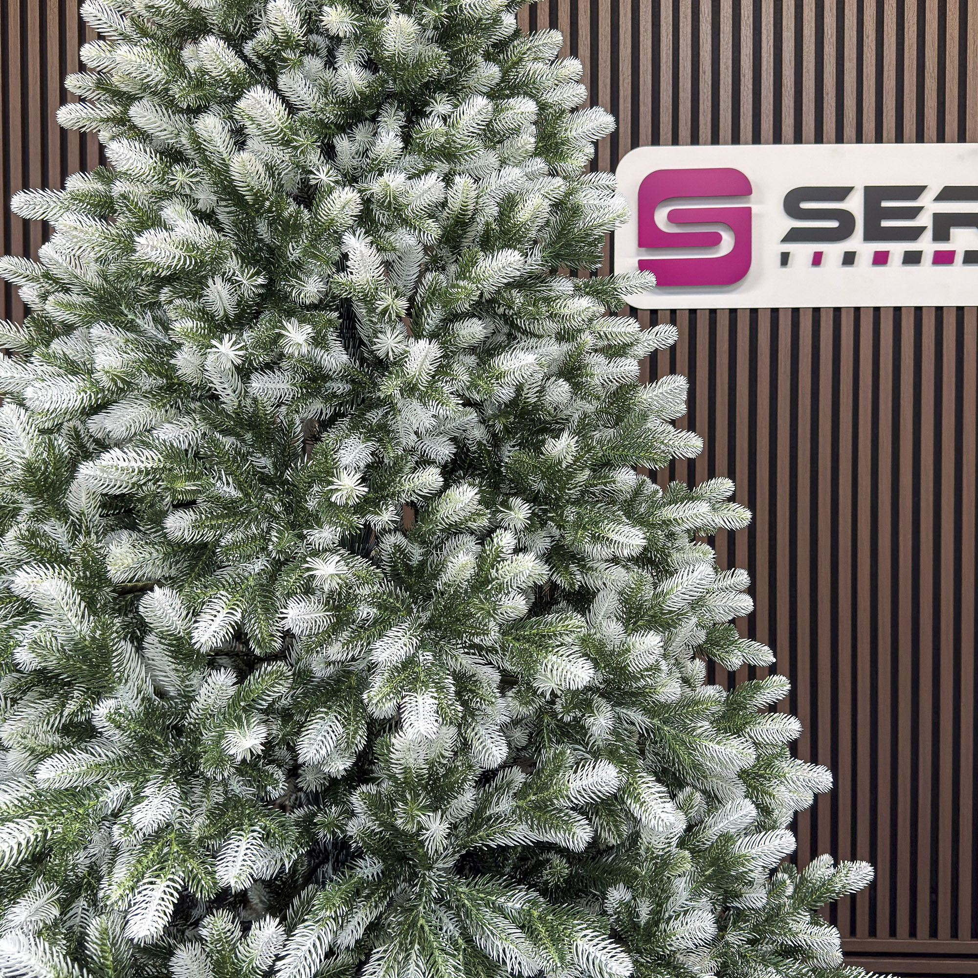 Brad artificial Christmas Deluxe by Sersimo, Polar Winter Select, integral 3D, 230 cm - imagine 3