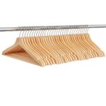 Set de 30 umerase din lemn cu carlig cromat rotativ, forma ergonomica, 43x21 cm, maro natur