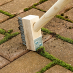 Perie pentru indepartarea buruienilor cu racleta triunghiulara din otel si maner din lemn, 120 cm