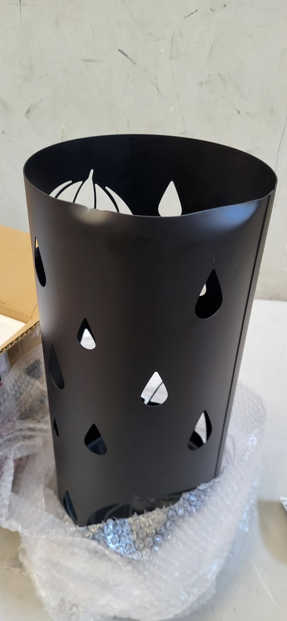 RESIGILAT: SONGMICS Suport metalic pentru umbrele, cu carlige si tava de picurare, 17x17x41cm, negru - imagine 2