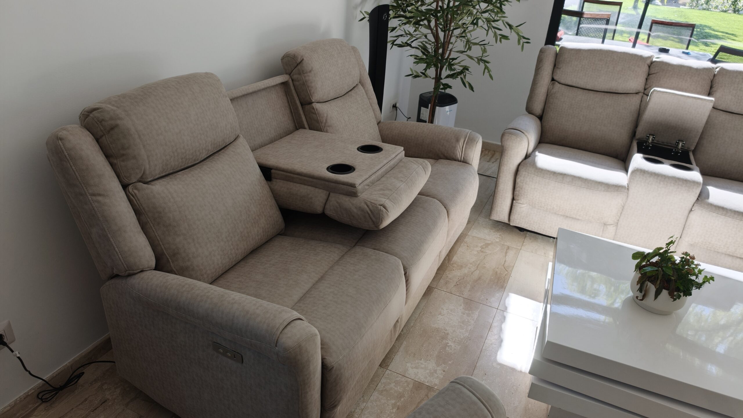 Set canapele extensibile electric, 3 piese, functie recliner, consola centrala, 6 locuri, gri deschis - imagine 5