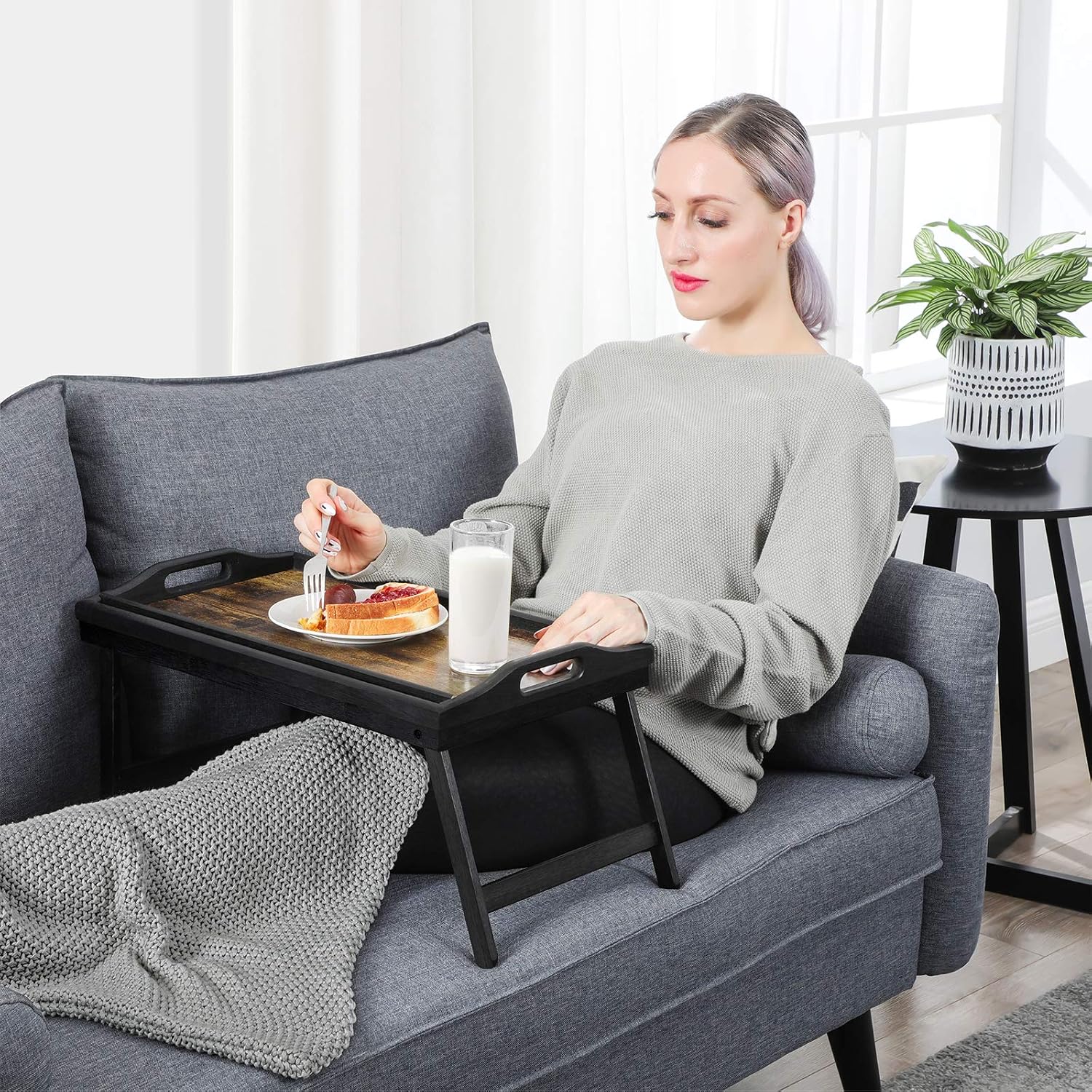 SONGMICS Masuta pliabila pentru laptop si mic dejun in pat, cu blat 50x30 cm, suport integrat pentru telefon sau tableta, margini inaltate si manere pentru transport, depozitare compacta, 50x30x26 cm, maro rustic - imagine 7