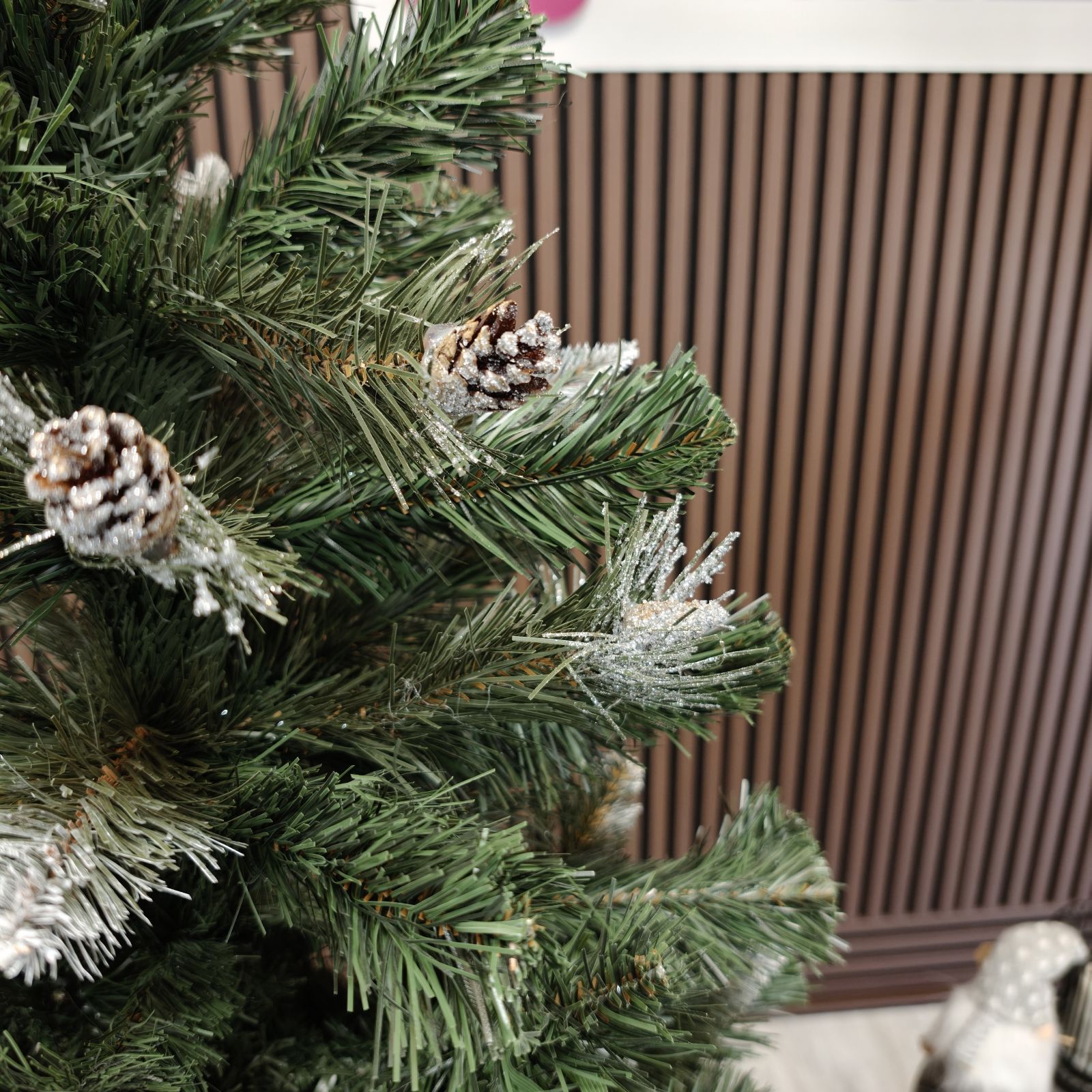 Brad artificial de Craciun Springos, pin nins, 180 cm, 341 varfuri, aspect realist, suport inclus, verde/alb - imagine 6