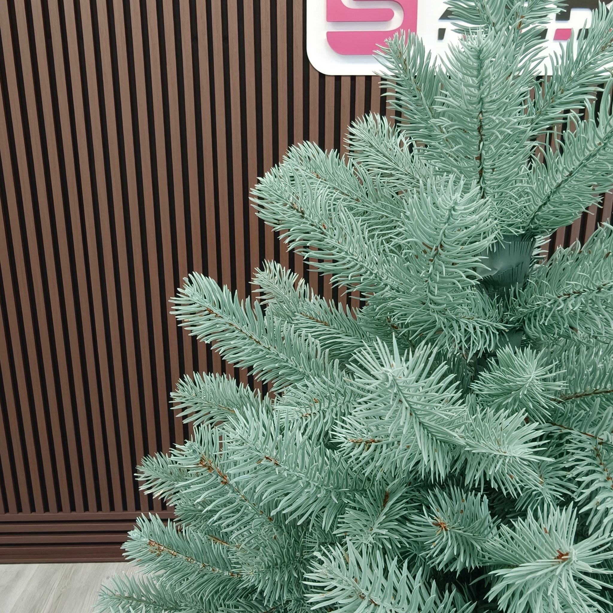 Brad artificial Christmas Deluxe by Sersimo, Kovalivska argintiu, 3D, 150 cm - imagine 8
