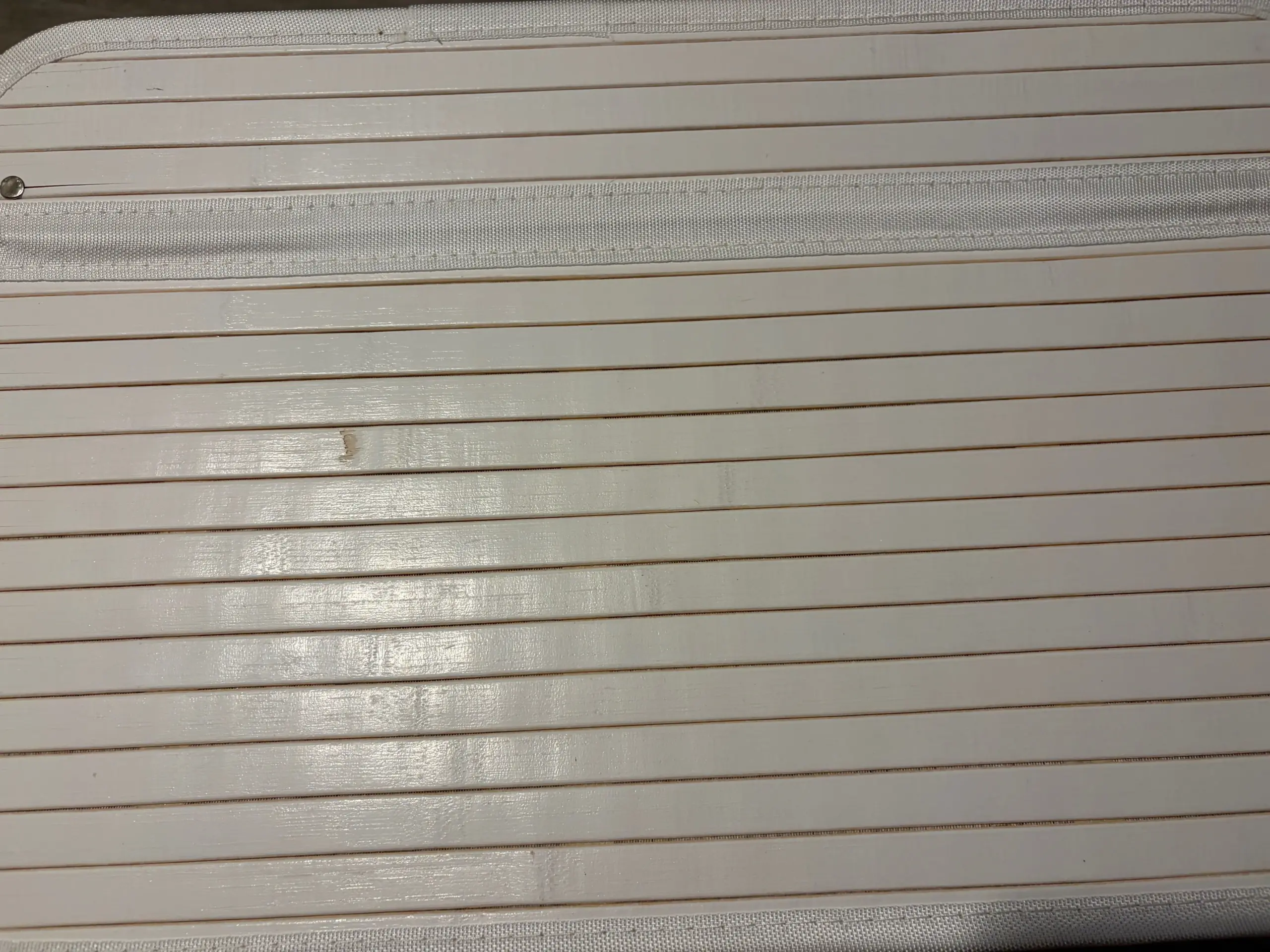RESIGILAT: SONGMICS Cos de rufe din bambus cu capac, 2 compartimente, sac detasabil, volum 100L, 52x32x62cm, alb - imagine 2