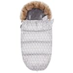 Sac de dormit pentru carucior copii, exterior impermeabil, gluga fixa cu blanita detasabila, 2 fermoare pentru deschidere usoara, 6 orificii pentru centuri, material hipoalergenic, 90x45 cm, alb cu buline maro