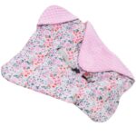 Paturica pentru scoica auto cu gluga integrata, exterior din bumbac 100% si interior moale din material minky, orifici pentru centuri, lavabila la 30°C, 77 x 77 cm, model floral, roz