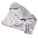 Paturica pentru scoica auto cu gluga integrata, exterior din bumbac 100% si interior moale din material minky, orifici pentru centuri, lavabila la 30°C, 77 x 77 cm, model cu animalute, gri multicolor