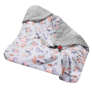 Paturica pentru scoica auto cu gluga integrata, exterior din bumbac 100% si interior moale din material minky, orifici pentru centuri, lavabila la 30°C, 77 x 77 cm, model cu animalute, gri multicolor